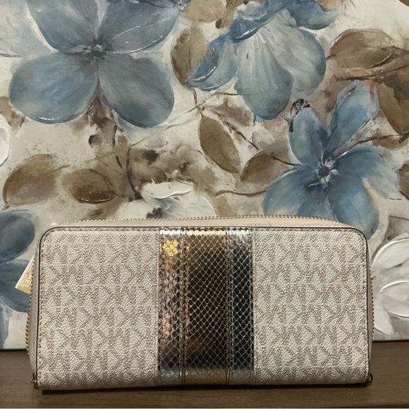 Michael Kors Wallet - Picture 3 of 3